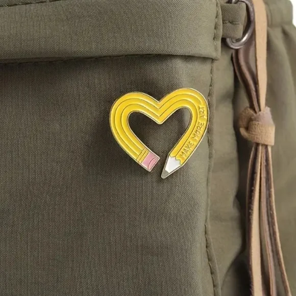 "Make more art" Pencil heart brooch /enamel pin - Picture 3 of 5